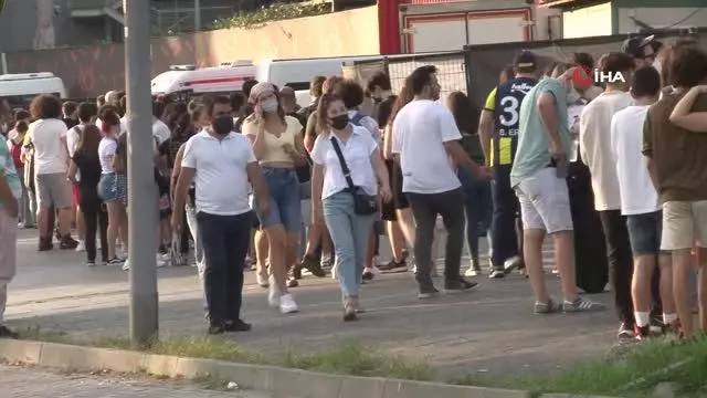 Konser kuyruğuna giren vatandaşlar korona virüs önlemlerini hiçe saydı
