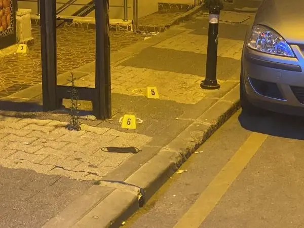 MALTEPE'DE DÜKKAN ÖNÜNDE BEKLEYENLERE SİLAHLI SALDIRI; 4 YARALI