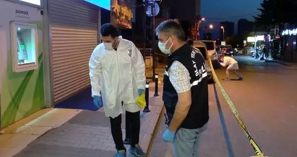 MALTEPE'DE DÜKKAN ÖNÜNDE BEKLEYENLERE SİLAHLI SALDIRI; 4 YARALI
