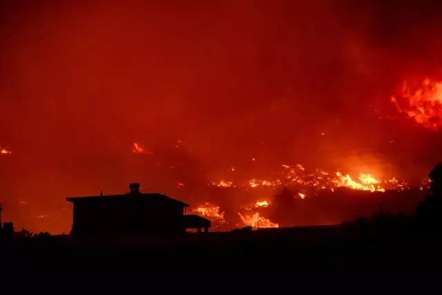 Aydıncık'ta 2 gün önce çıkan yangına müdahale ediliyor