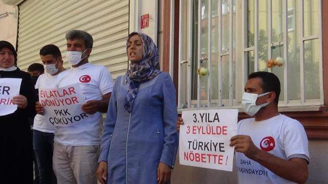 Oğlu teslim olan anne Ayşegül Biçer, HDP il binasına soğan astı