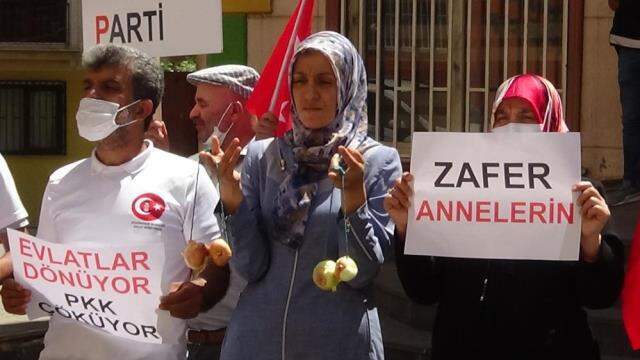 Oğlu teslim olan anne Ayşegül Biçer, HDP il binasına soğan astı