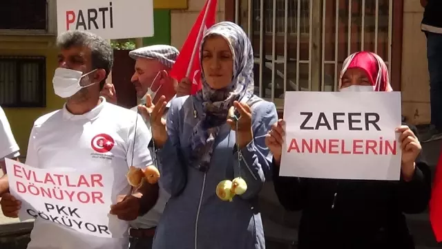 Oğlu teslim olan anne Ayşegül Biçer, HDP il binasına soğan astı
