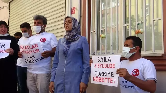 Oğlu teslim olan anne Ayşegül Biçer, HDP il binasına soğan astı