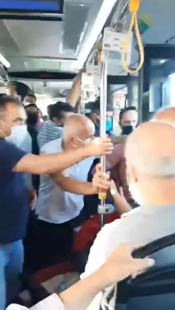 Son dakika haberleri! OTOBÜSTE YOLCULAR ARASINDAKİ MASKE TARTIŞMASI KAMERADA