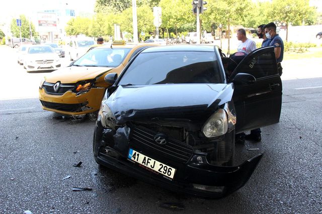 otomobil ile taksi kafa kafaya carpisti 2 yar 2 14298197 o
