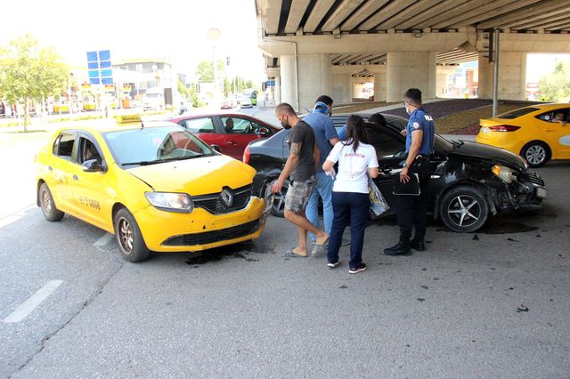 otomobil ile taksi kafa kafaya carpisti 2 yar 5 14298197 o