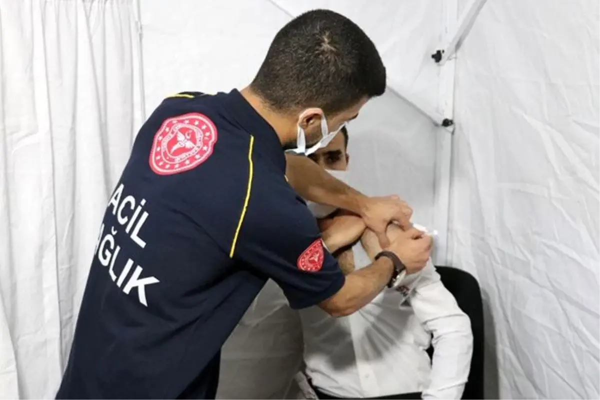 Siirt'te aşı çadırları vatandaşlara gece yarısına kadar hizmet verecek