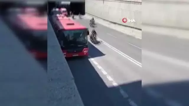 Slovakya'da yüzlerce vatandaş Covid-19 aşı karşıtı protesto düzenledi