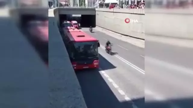 Slovakya'da yüzlerce vatandaş Covid-19 aşı karşıtı protesto düzenledi