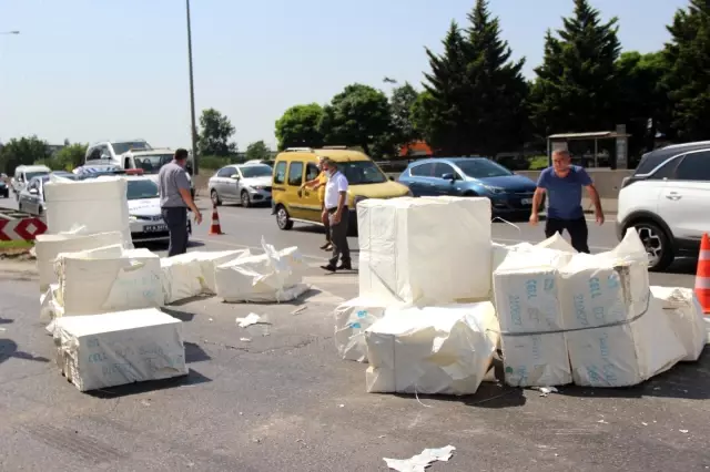 Tırın kasası açıldı, ürünler yola döküldü