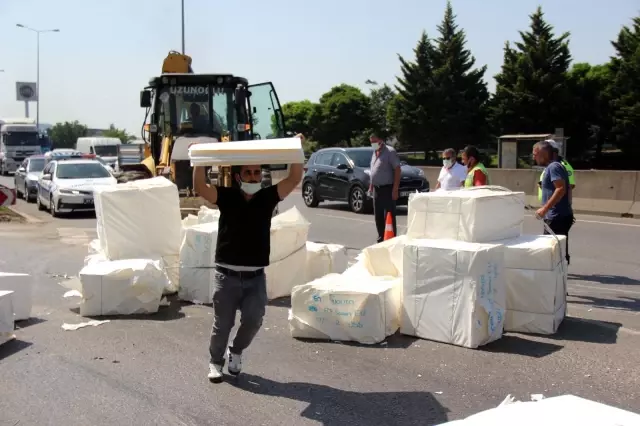 Tırın kasası açıldı, ürünler yola döküldü