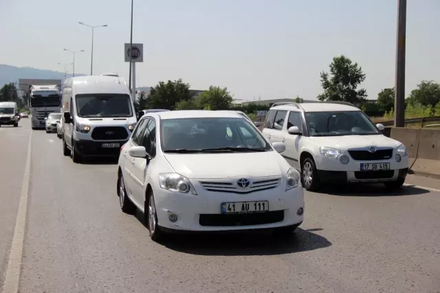 Tırın kasası açıldı, ürünler yola döküldü