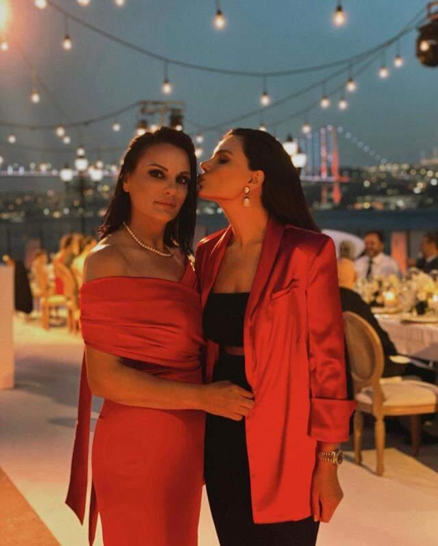 Tolgahan Sayışman ve kayınvalidesi Albana Abazi'nin fotoğrafı olay oldu Tolgahan Sayışman ve kayınvalidesi Albana Abazi'nin fotoğrafı olay oldu