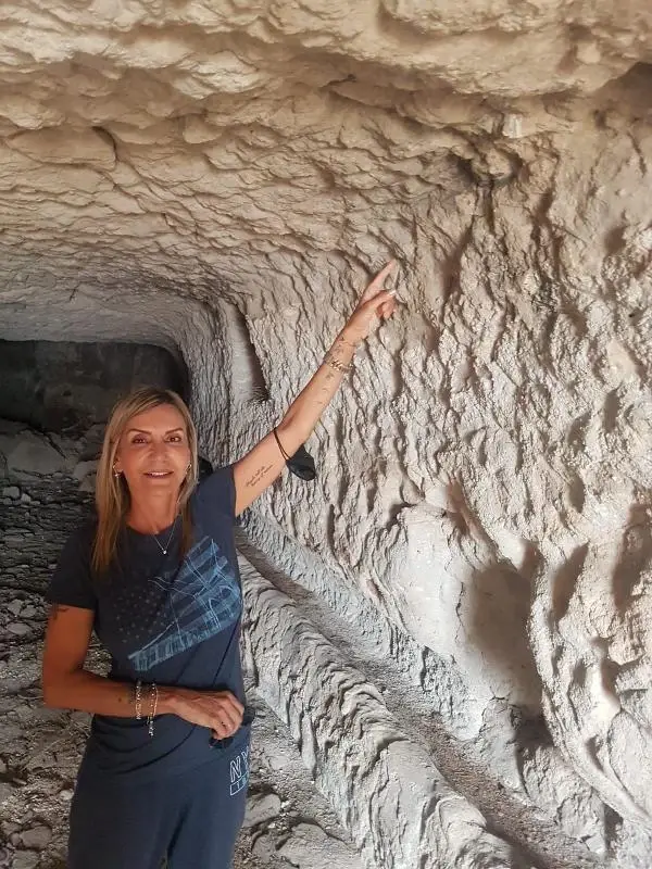 TÜF MAĞARA TAVANINDA FOSİL BULUNDU
