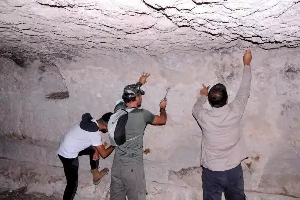 TÜF MAĞARA TAVANINDA FOSİL BULUNDU