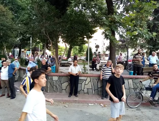 Evini yakan adam, hiçbir şey olmamış gibi bankta oturup izledi