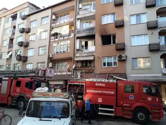Evini yakan adam, hiçbir şey olmamış gibi bankta oturup izledi