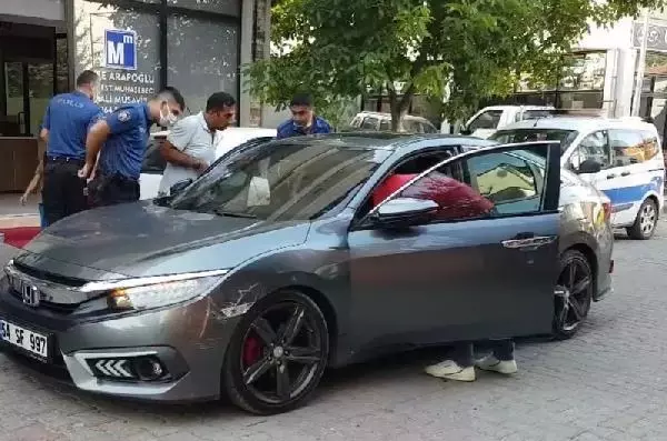 Yorgun mermi otomobilin camından girdi