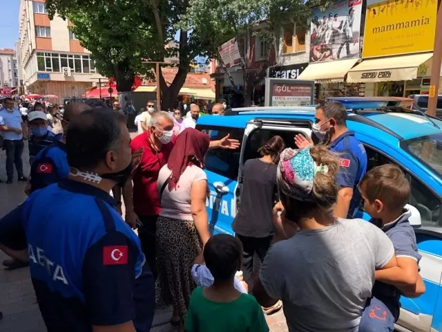 Dilenciden pes dedirten rahatlık! Zabıtalar beklerken topladığı paralardan çocuğuna dondurma aldı