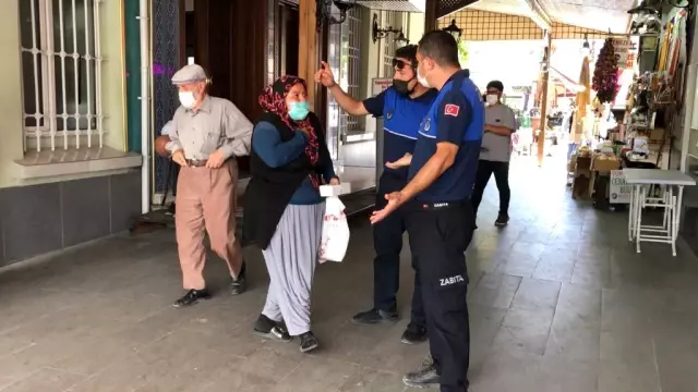 Dilenciden pes dedirten rahatlık! Zabıtalar beklerken topladığı paralardan çocuğuna dondurma aldı