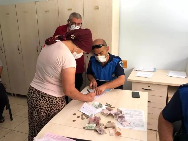 Dilenciden pes dedirten rahatlık! Zabıtalar beklerken topladığı paralardan çocuğuna dondurma aldı