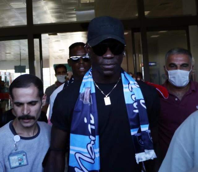 adana'da balotelli izdihamı! dünyaca ünlü futbolcuya dokunmak için birbirleriyle yarıştılar