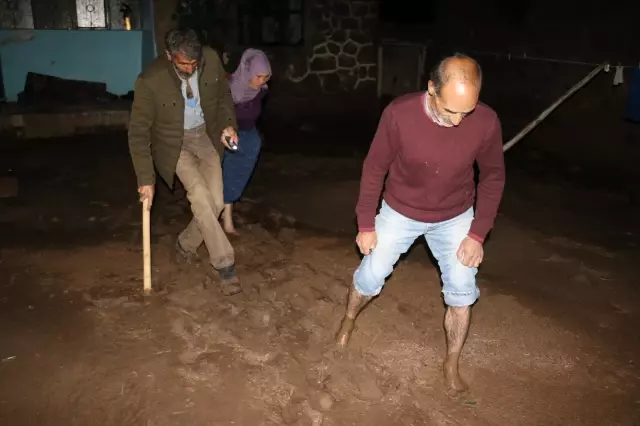 Son dakika: Bir köyde etkili olan sel hasara yol açtı