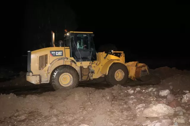 Son dakika: Bir köyde etkili olan sel hasara yol açtı