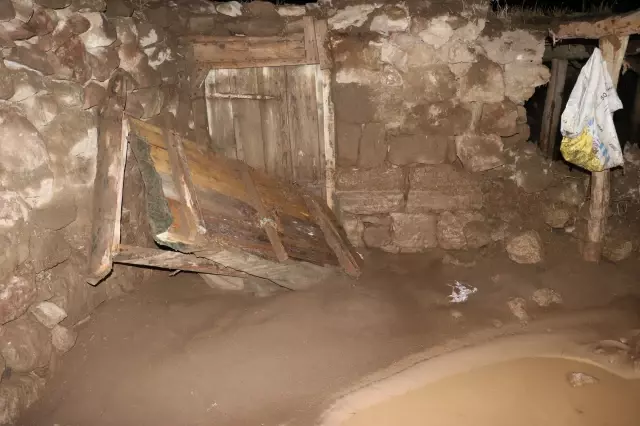 Son dakika: Bir köyde etkili olan sel hasara yol açtı