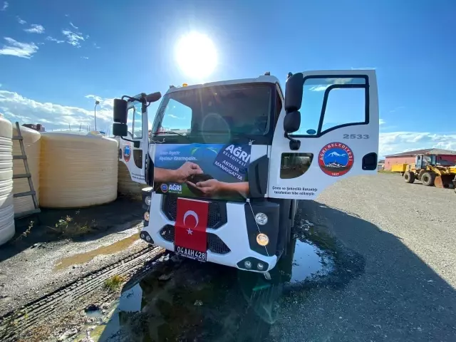 Ağrı'dan Antalya'daki yangınlara iş makinesi desteği