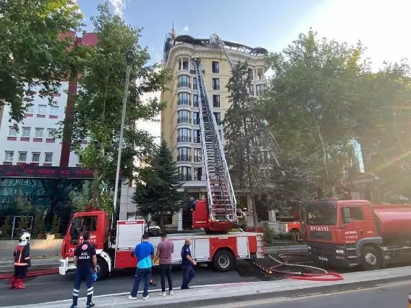 Ankara'da otelin çatısında çıkan yangın korkuttu