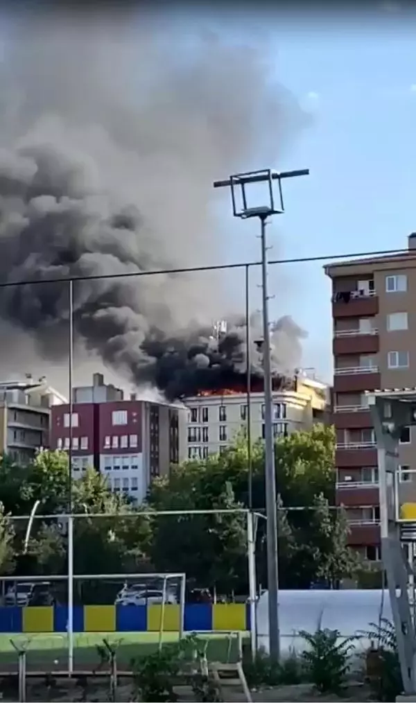 Ankara'da otelin çatısında çıkan yangın korkuttu