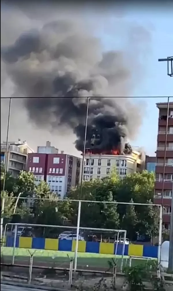 Ankara'da otelin çatısında çıkan yangın korkuttu