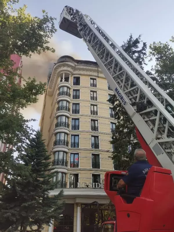 Ankara'da otelin çatısında çıkan yangın korkuttu