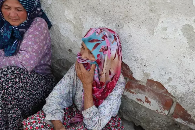 Son dakika haberleri! Yangında şehit olan orman işçisinin babaevi Türk bayraklarıyla donatıldı
