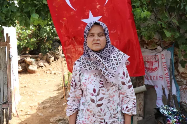 Son dakika haberleri! Yangında şehit olan orman işçisinin babaevi Türk bayraklarıyla donatıldı