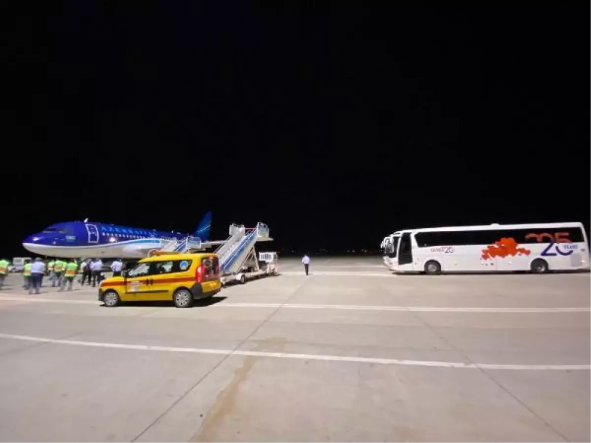 Azerbaycan'dan gelen yardım ekibi Dalaman Havalimanı'na indi