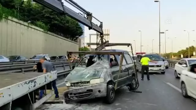 Bahçelievler'de devrilen minibüsün sürücüsü yaralandı