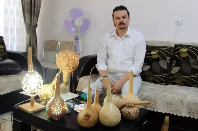 Bahçesinde ürettiği su kabaklarını sanat eserine dönüştürüyor