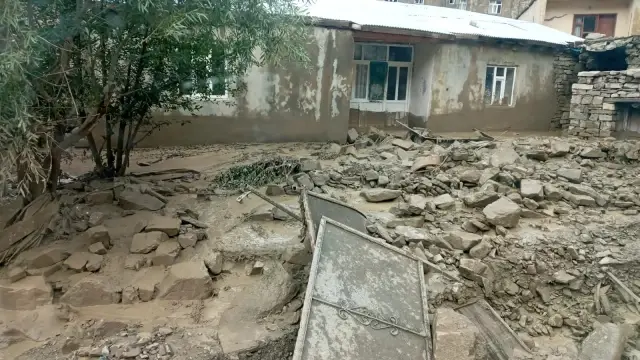 Son dakika! Sel felaketi...Minibüs ve koyun sürüsü sele kapılırken, çok sayıda yapı ise yıkıldı