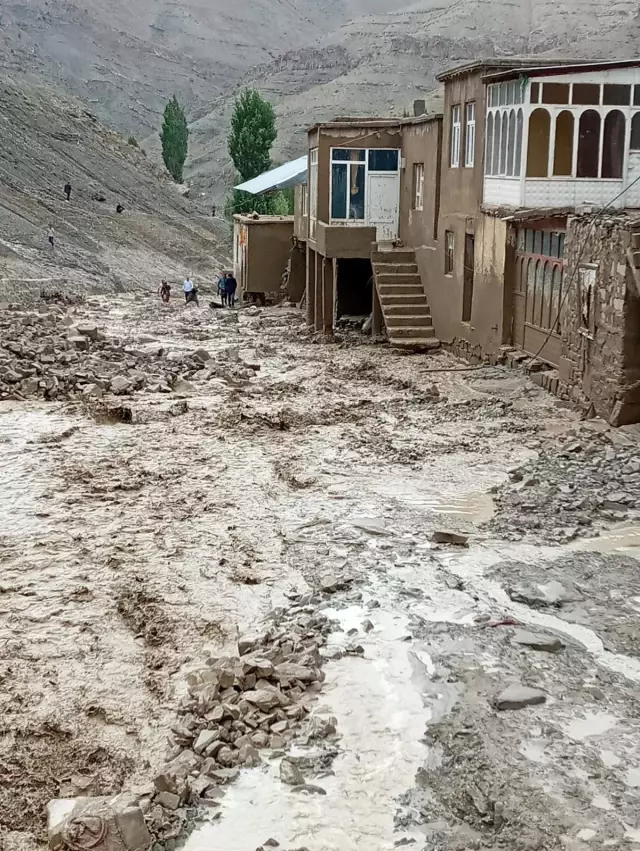 Son dakika! Sel felaketi...Minibüs ve koyun sürüsü sele kapılırken, çok sayıda yapı ise yıkıldı