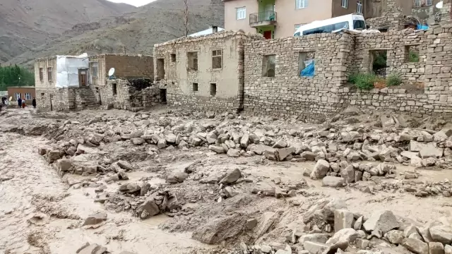 Son dakika! Sel felaketi...Minibüs ve koyun sürüsü sele kapılırken, çok sayıda yapı ise yıkıldı