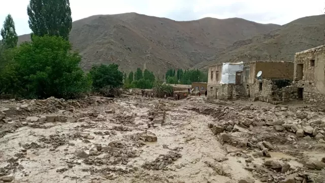 Son dakika! Sel felaketi...Minibüs ve koyun sürüsü sele kapılırken, çok sayıda yapı ise yıkıldı