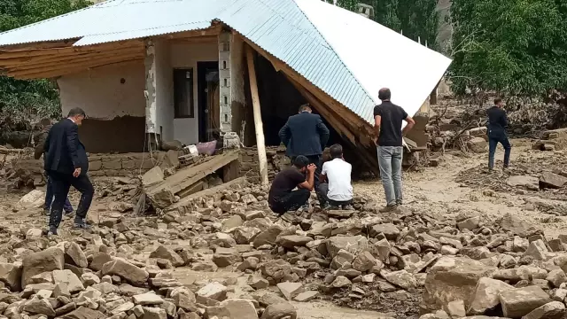 Son dakika! Sel felaketi...Minibüs ve koyun sürüsü sele kapılırken, çok sayıda yapı ise yıkıldı