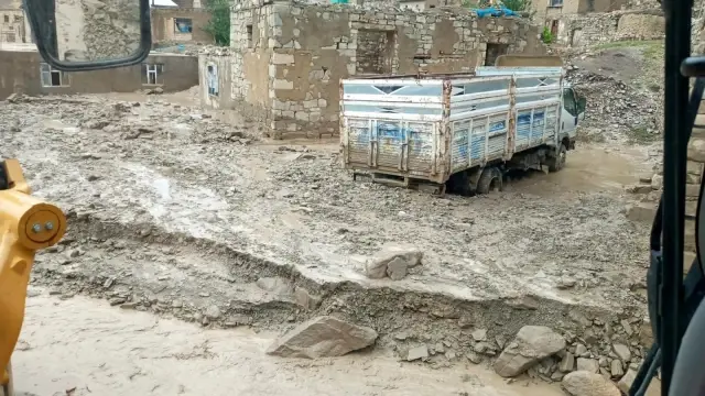 Son dakika! Sel felaketi...Minibüs ve koyun sürüsü sele kapılırken, çok sayıda yapı ise yıkıldı