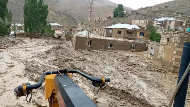 Son dakika! Sel felaketi...Minibüs ve koyun sürüsü sele kapılırken, çok sayıda yapı ise yıkıldı