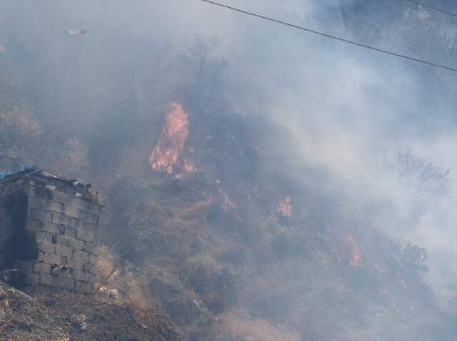 Bir yangın da Hatay'da! Bazı evler tahliye edildi, ekipler alevlere müdahale ediyor