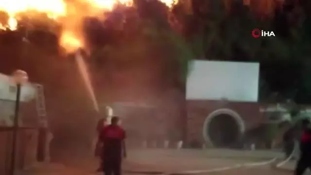 Son dakika haberi: Büyükşehir itfaiye ekipleri yangınla canla başla mücadele ediyor.