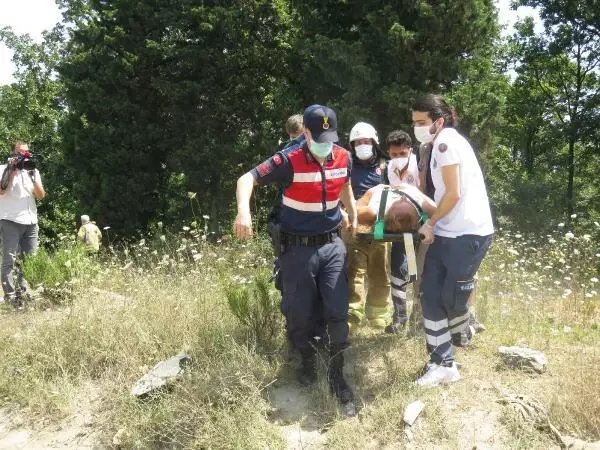 ÇEKMEKÖY'DE KONTROLDEN ÇIKAN OTOMOBİL ORMANLIK ALANA UÇTU: 1 YARALI